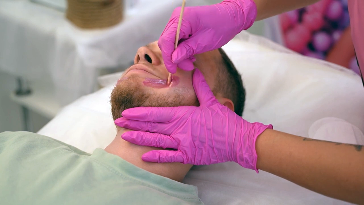 Работа с зоной лица - окантовка бороды воском.